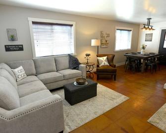 Reedy Set Go! by Casago McCall - Donerightmanagement - McCall - Obývací pokoj