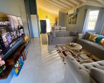 Oasis At The Manor - Falmouth - Wohnzimmer