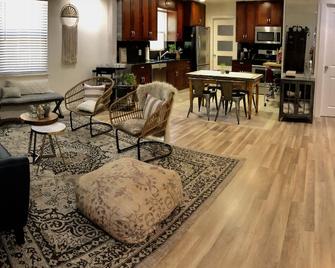 Cozy Historic Folsom Bungalow - Folsom - Sala de estar