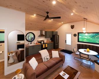 Cozy 2 bedroom cabin in Bala with cedar barrel sauna 1.5 acre property and pond - Bala - Living room