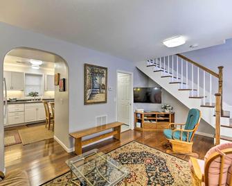 Charming Historic Condo - Walk to Downtown & UW - Laramie - Living room