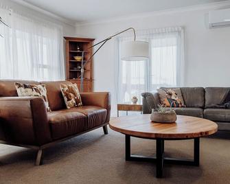 Little Luxe On Revell - Hokitika - Vardagsrum