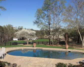 Secluded guest suite-just minutes to dntn Alpharetta/400/Windward. - Alpharetta - Pool