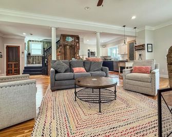 Beautifully Renovated Cottage - Cape Charles - Living room