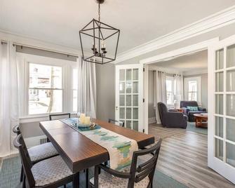 Beautiful Rubber City Dutch Colonial - Akron - Comedor
