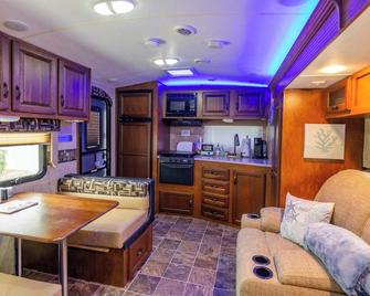 Beachtime! Charming 1-bedroom trailer w/ WiFi & AC & Hotwater Jupiter/Tequesta - Tequesta - Cocina