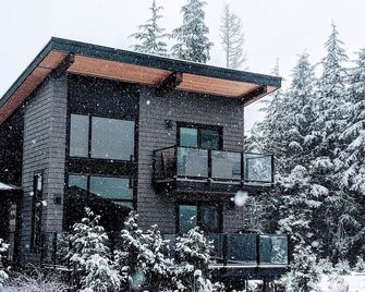 Stunning Oceanview Cottage - 3 Bedroom + Sauna - Pet Friendly - Port Renfrew - Building