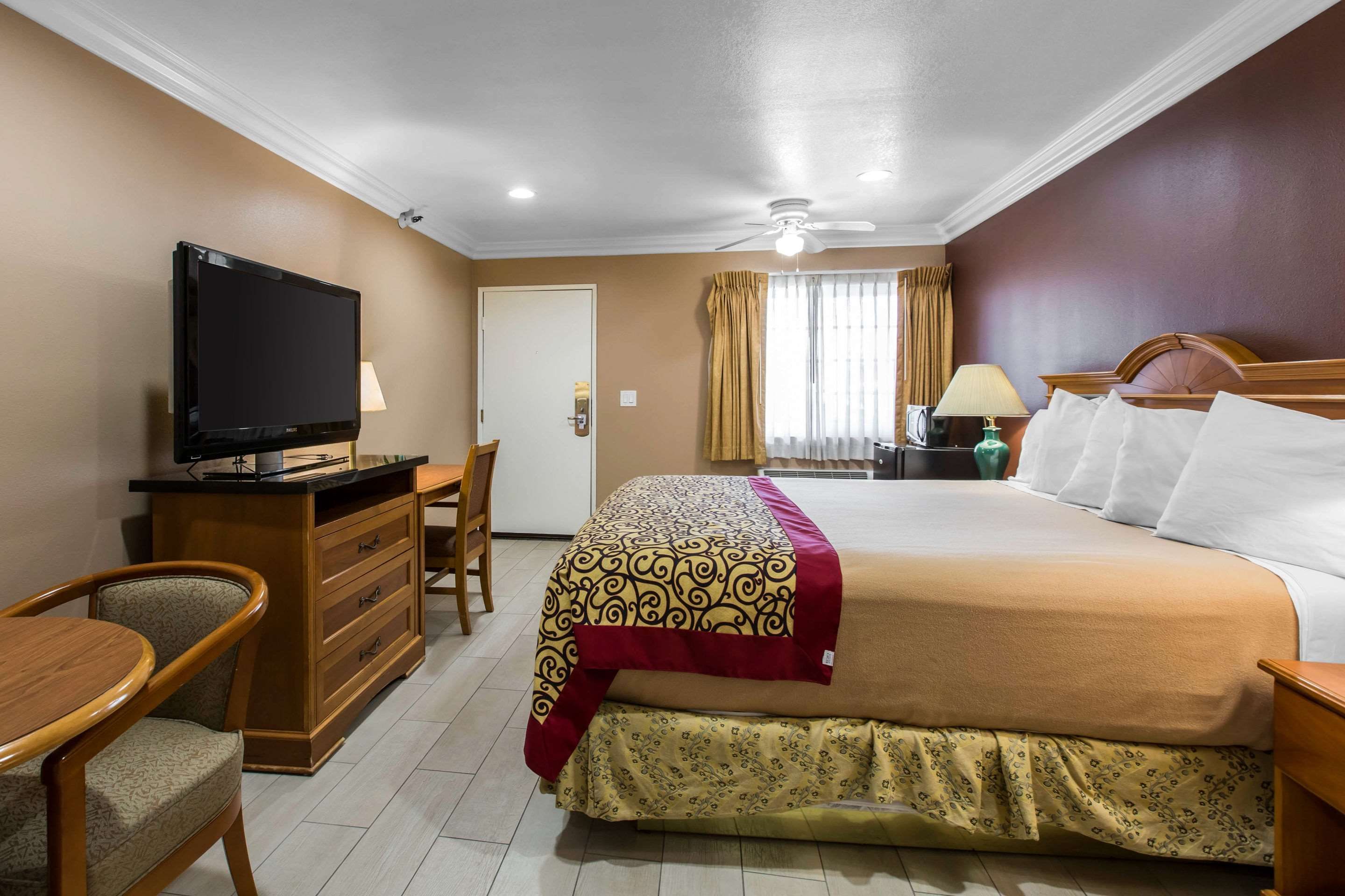 Rodeway Inn Cypress - Buena Park - Cypress - Schlafzimmer