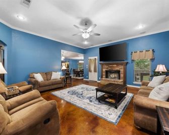 Large Belton Home near Expo Ctr - Belton - Sala de estar