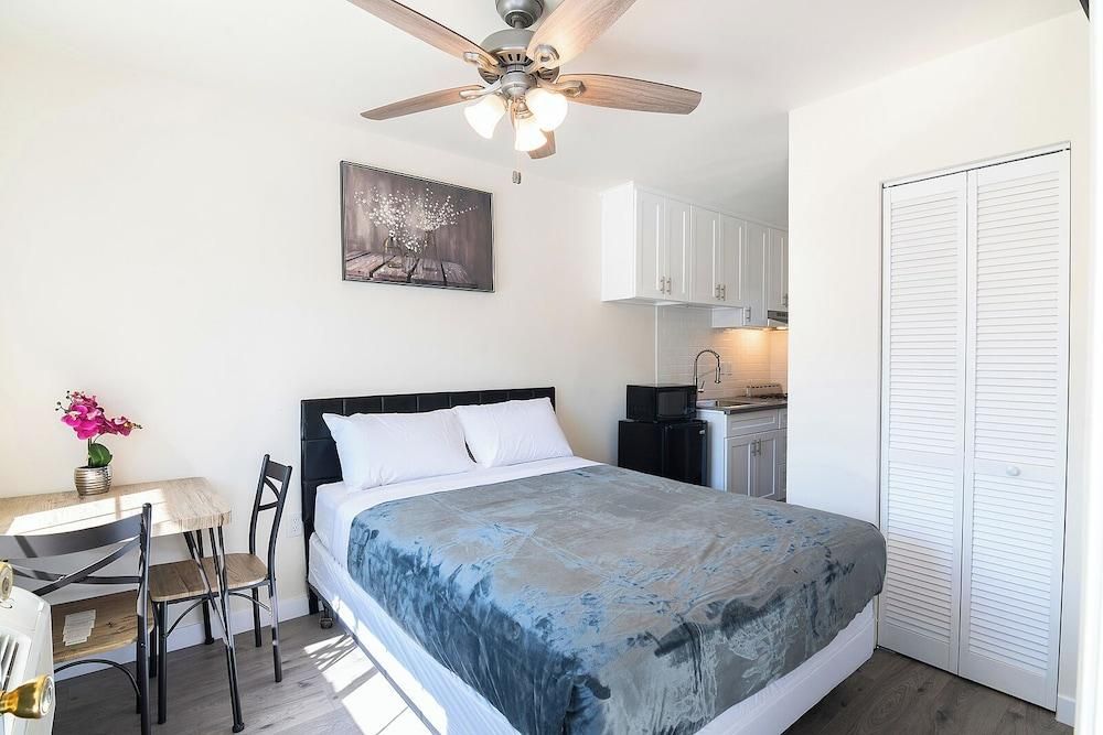 La Royal Viking Apartments