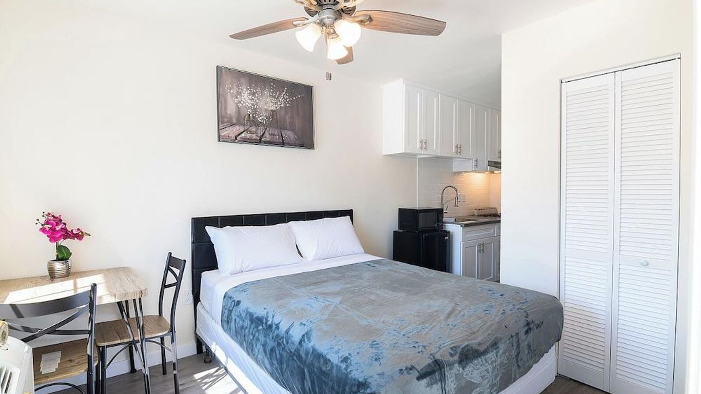 La Royal Viking Apartments