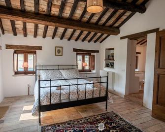 Stunning Restored farmhouse, ensuite bathrooms, every convenience, large pool - Montegiorgio - Habitación
