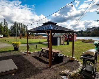Beachfront Steampunk Airstream, Cosy Year-Round Glamping on the Kitsap Peninsula - Bremerton - Innenhof