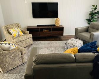 Cozy home away from home! - Winona - Living room
