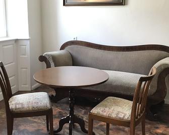 Modern Apartment In A Renovated 18th Century Historic Landmark - Rhodt unter Rietburg - Essbereich