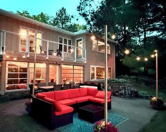 Beautiful Lakefront cabin w/woodburning fireplace, parking, grill, canoe, SUP. - Wautoma - Patio