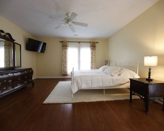 Spacious family gathering house on the Shenandoah River - Strasburg - Bedroom