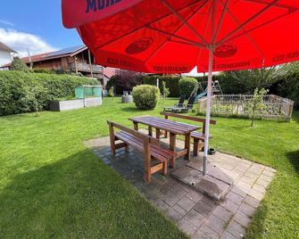 Hotel Gasthof Altmann - Neukirchen beim Heiligen Blut - Innenhof