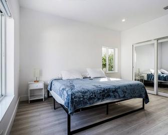 Stunning Full Glatt Kosher House with Heated Pool! - Surfside - Bedroom
