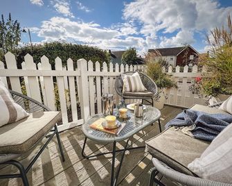 Escape to Beach Boutique: A Luxurious Haven in Camber Sands - Rye - Balcony