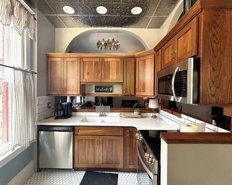 Street Fair is a Charming 3-bedroom apartment in beautiful Bramwell WV - Bramwell - Cucina