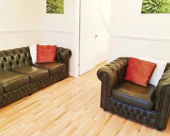Contractor & Family Friendly 2-Bedroom House in St Helens Newly Refurbished - St. Helens - Вітальня