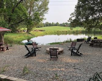 The Camp Cabin at Darst-Myers Hallstead - Hartville - Patio