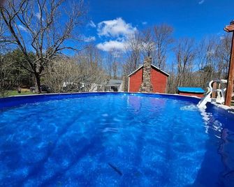 Cottage w/ hot tub 15min to Windham & Catskill - Acra - Piscina