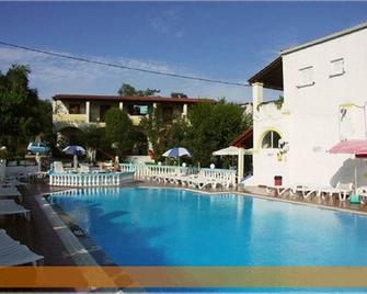 Leftis Romantica - Moraitika - Pool