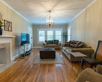 Secluded pool home on 4+ acres - Monticello - Wohnzimmer
