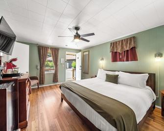 Cedarwood Inn - Hendersonville - Bedroom
