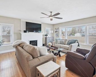 Spacious 2/1 w/large yard only 20 min to STL Arch - Belleville - Sala de estar