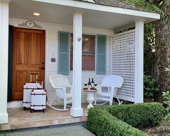 Escape to wine country in your independent cottage in downtown Calistoga - Calistoga - Patio