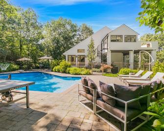 Modern Luxury w/ Private Pool. 5 min from Beach & Town of Sag Harbor - Sag Harbor - Pool