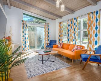 Retro River House! Waterfront, Firepit, BBQ, Gameroom, 1 min to Sequoia Park. - Three Rivers - Living room