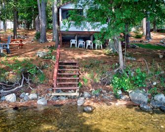 Lakefront Moose Tiny Cabin @ Getogether Stays - Orland - Patio