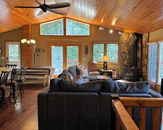 Relaxing Year-Round Lakefront Retreat! Newly Remodeled Kitchen! - Central Lake - Sala de estar