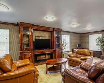 Super 8 by Wyndham Jackson MS - Jackson - Living room