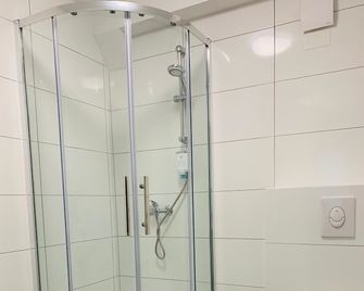 Checkinn Hotel - Bad Salzuflen - Badkamer