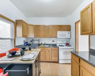 8 Mi to Chicago Oak Park Home with Fenced Backyard! - Oak Park - Kitchen