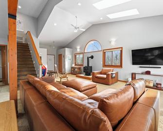 Stand-alone Mountain Home, Private Hot Tub and Deck by Summit County Mountain Retreats - Silverthorne - Living room