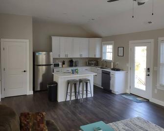 A quiet retreat and perfect for your getaway to the Outer Banks! - Kitty Hawk - Kitchen