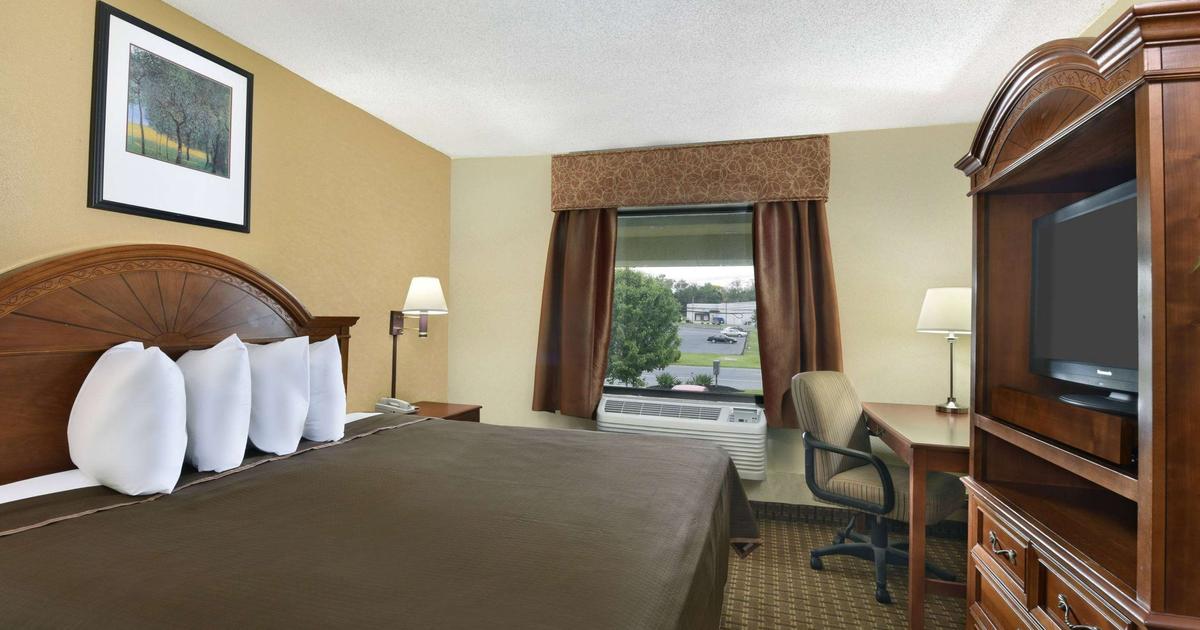 Howard Johnson Inn and Suites Dorney Park Pet Policy