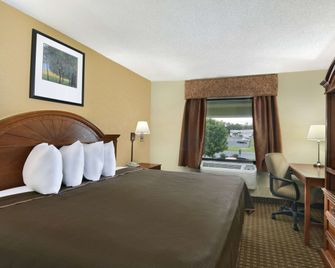 Howard Johnson by Wyndham Allentown Dorney Hotel & Suites - Allentown - Makuuhuone