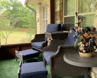 Spacious House walking distance from downtown Hermann - Hermann - Patio