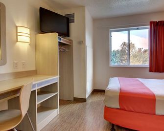 Motel 6 Springfield Il - Springfield - Bedroom