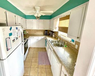 'The Beach Bucket' Beautiful Beach House located in Oak Island, NC - Oak Island - Cocina
