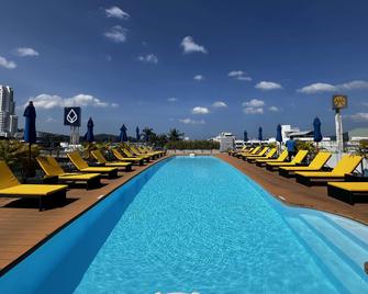 Days Inn by Wyndham Patong Beach Phuket - Patong - Pool