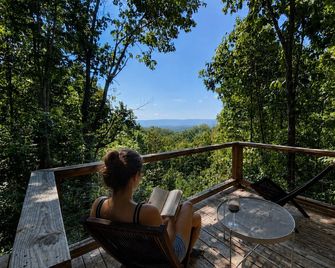 Secluded Treehouse Sanctuary with Japanese Ofuro Soaking Tub - Trion - Balcón