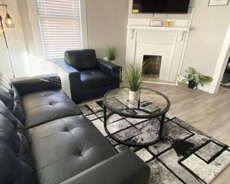 Cozy Home Near Downtown Greenville & Ecu Health! - Greenville - Living room